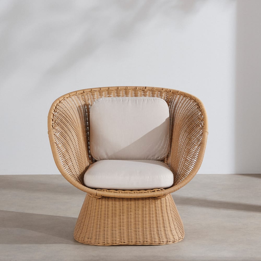 Fauteuil de jardin en résine tressée recyclée beige et coussins en polyester recyclé écru