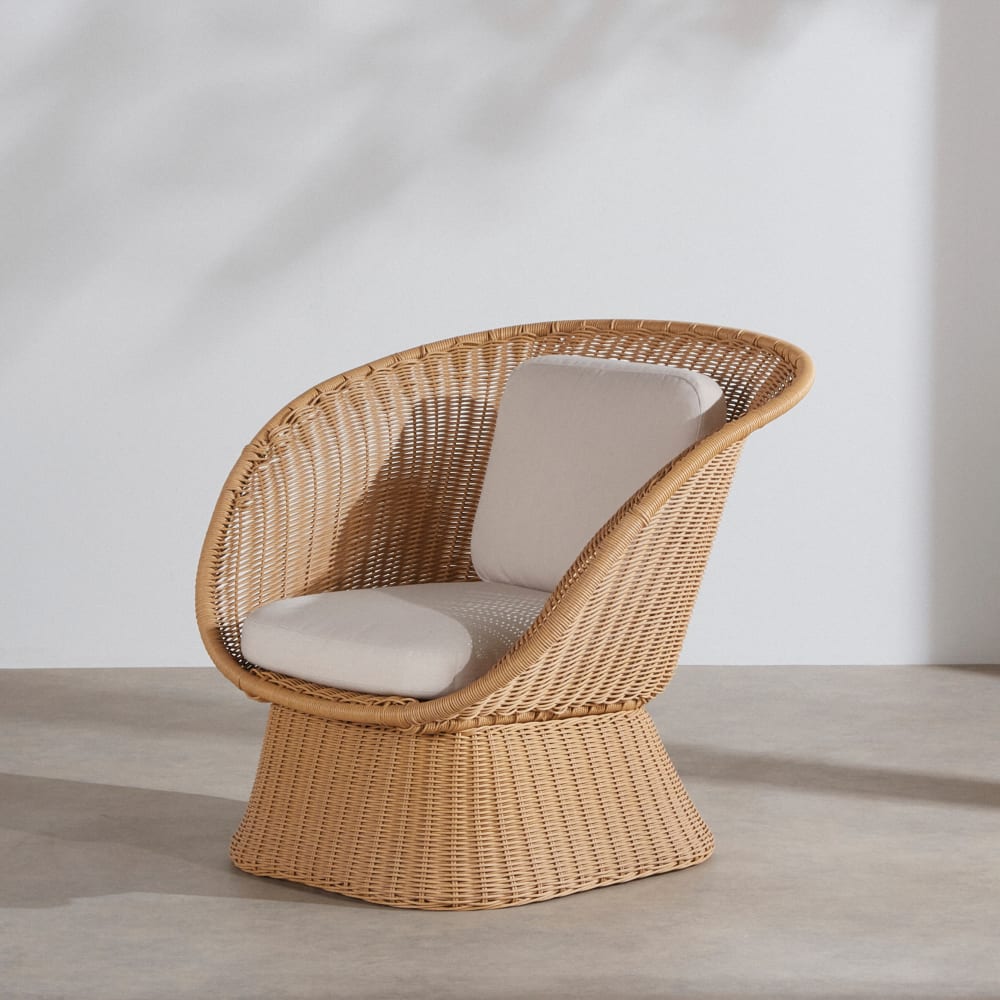 Fauteuil de jardin en résine tressée recyclée beige et coussins en polyester recyclé écru — vue 3