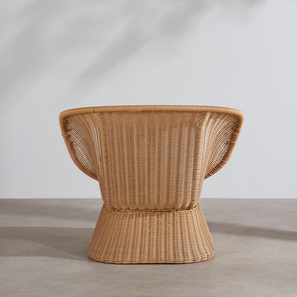Fauteuil de jardin en résine tressée recyclée beige et coussins en polyester recyclé écru — vue 4