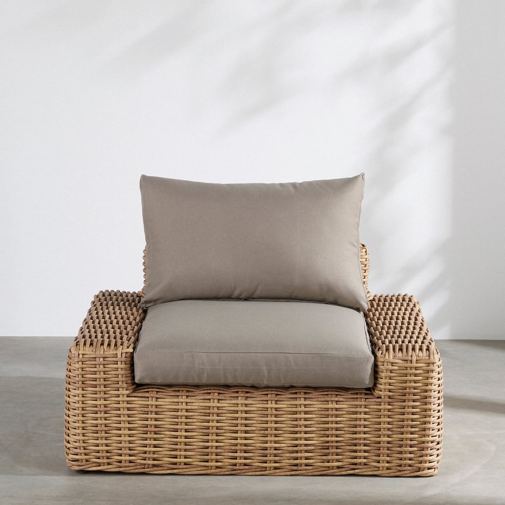 Fauteuil de jardin en résine tressée recyclée imitation rotin et coussins en polyester recyclé taupe
