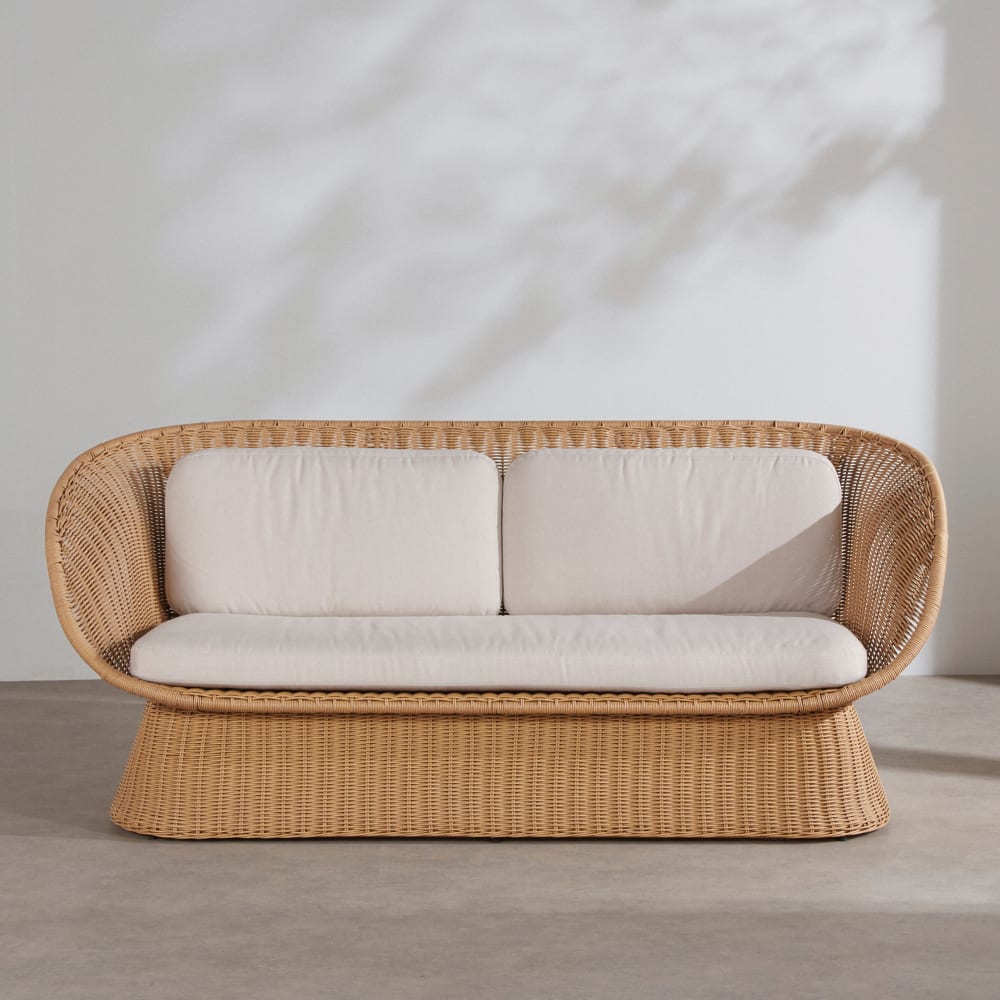 Canapé de jardin 2 places en résine tressée recyclée beige et coussins en polyester recyclé écru