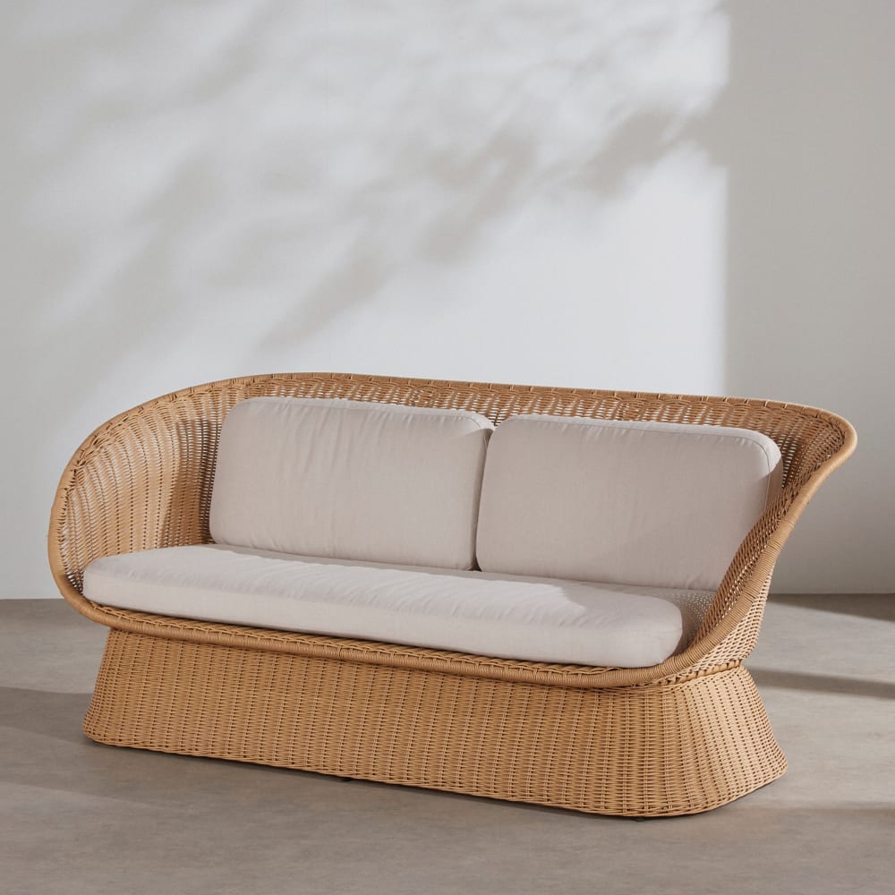 Canapé de jardin 2 places en résine tressée recyclée beige et coussins en polyester recyclé écru