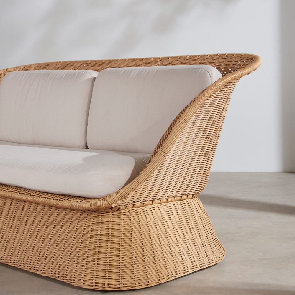 Canapé de jardin 2 places en résine tressée recyclée beige et coussins en polyester recyclé écru — vue 4