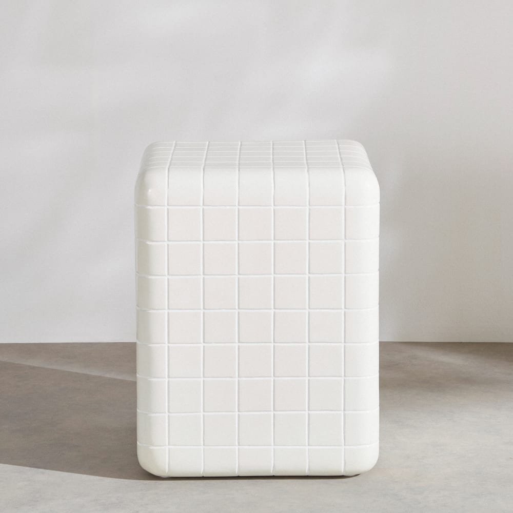 Bout de canapé de jardin en ciment effet carrelage coloris argile