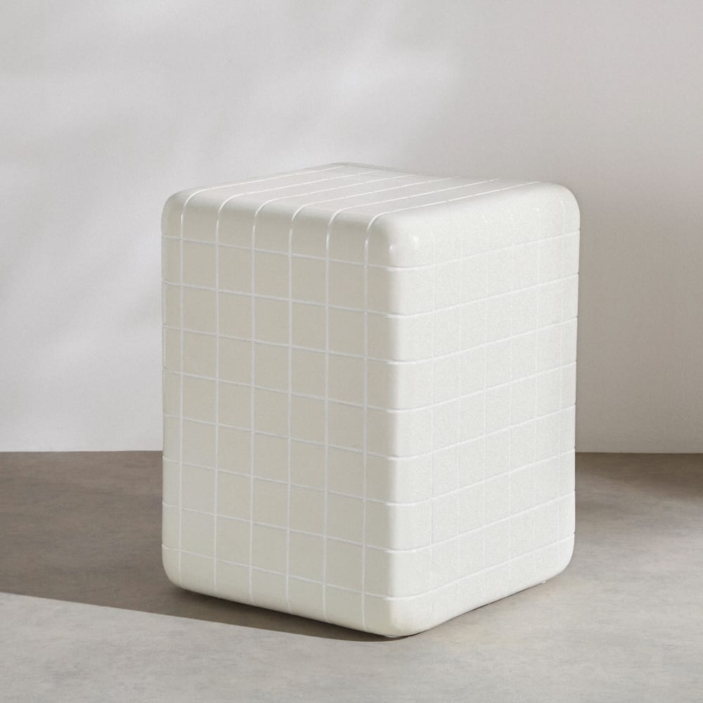 Bout de canapé de jardin en ciment effet carrelage coloris argile