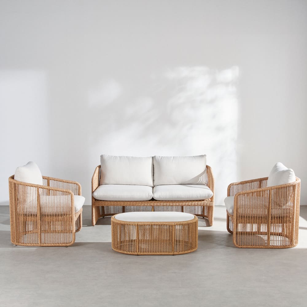 Salon de jardin 4 places en résine beige et coussins en polyester recyclé écru