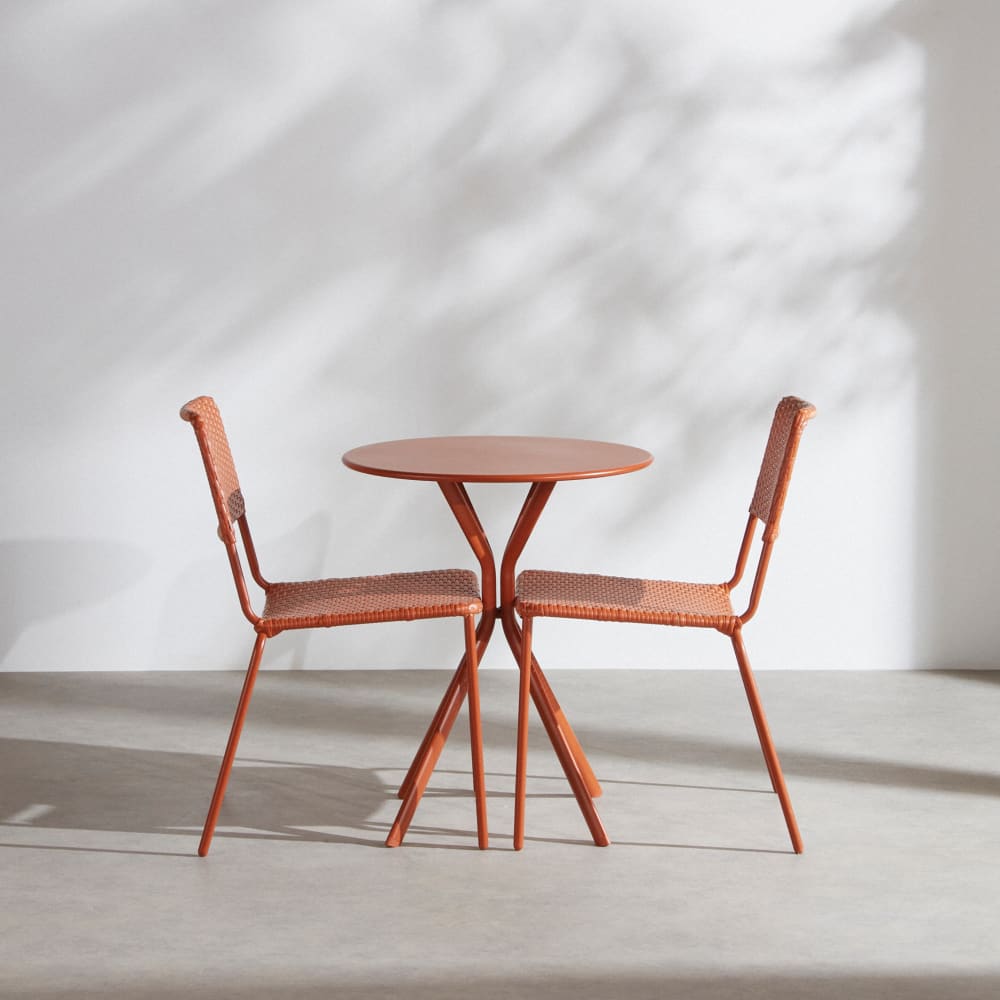 Ensemble table et 2 chaises de jardin en acier et résine tressée terracotta