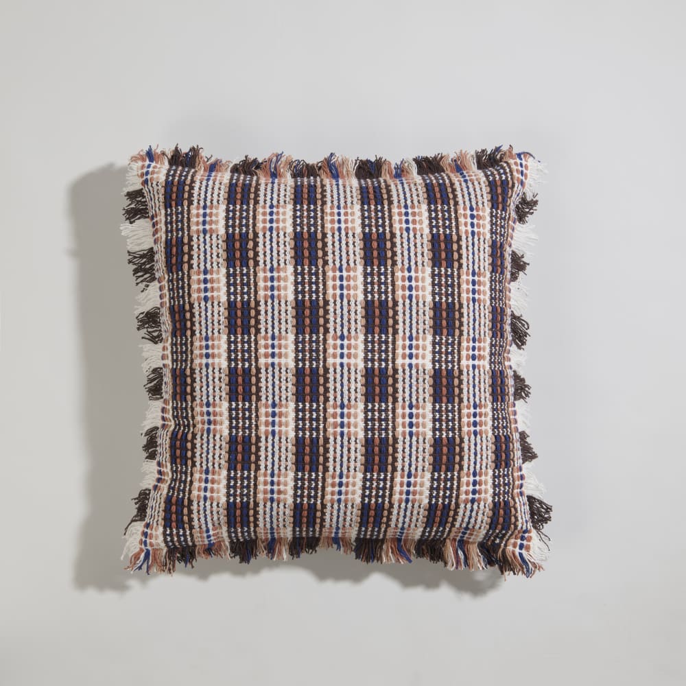 Coussin en coton tissé à carreaux et franges multicolores 45x45