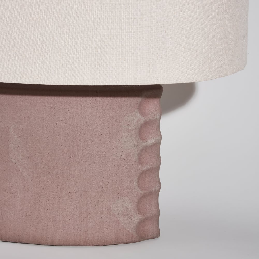 Lampe en céramique marron et abat-jour ovale en polyester recyclé crème - Maisons du Monde
