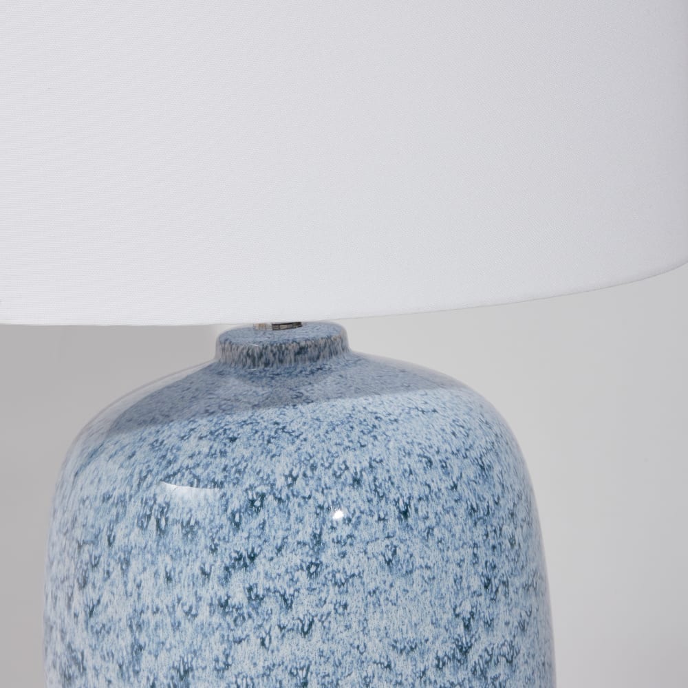 Lampe en céramique mouchetée bleue et abat-jour en polyester recyclé blanc - Maisons du Monde