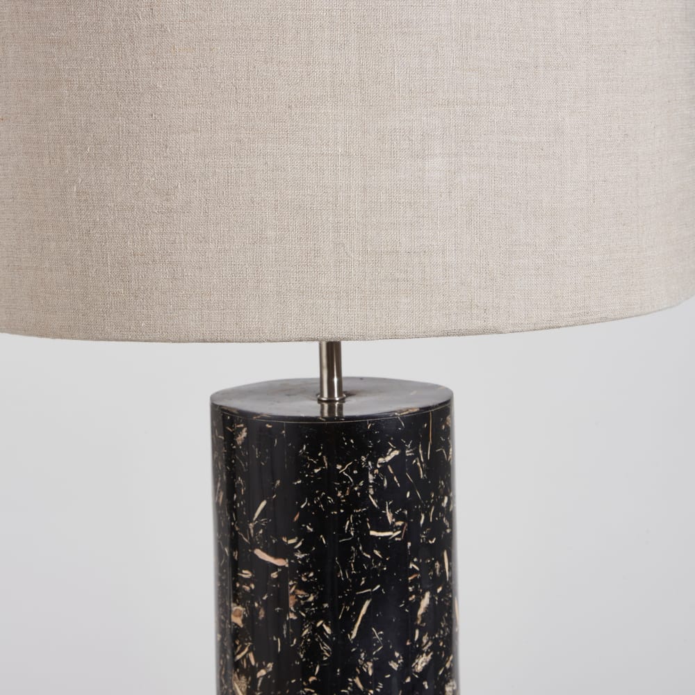 Lampe aus schwarzer Terrazzo-Effekt mit cremefarbenem