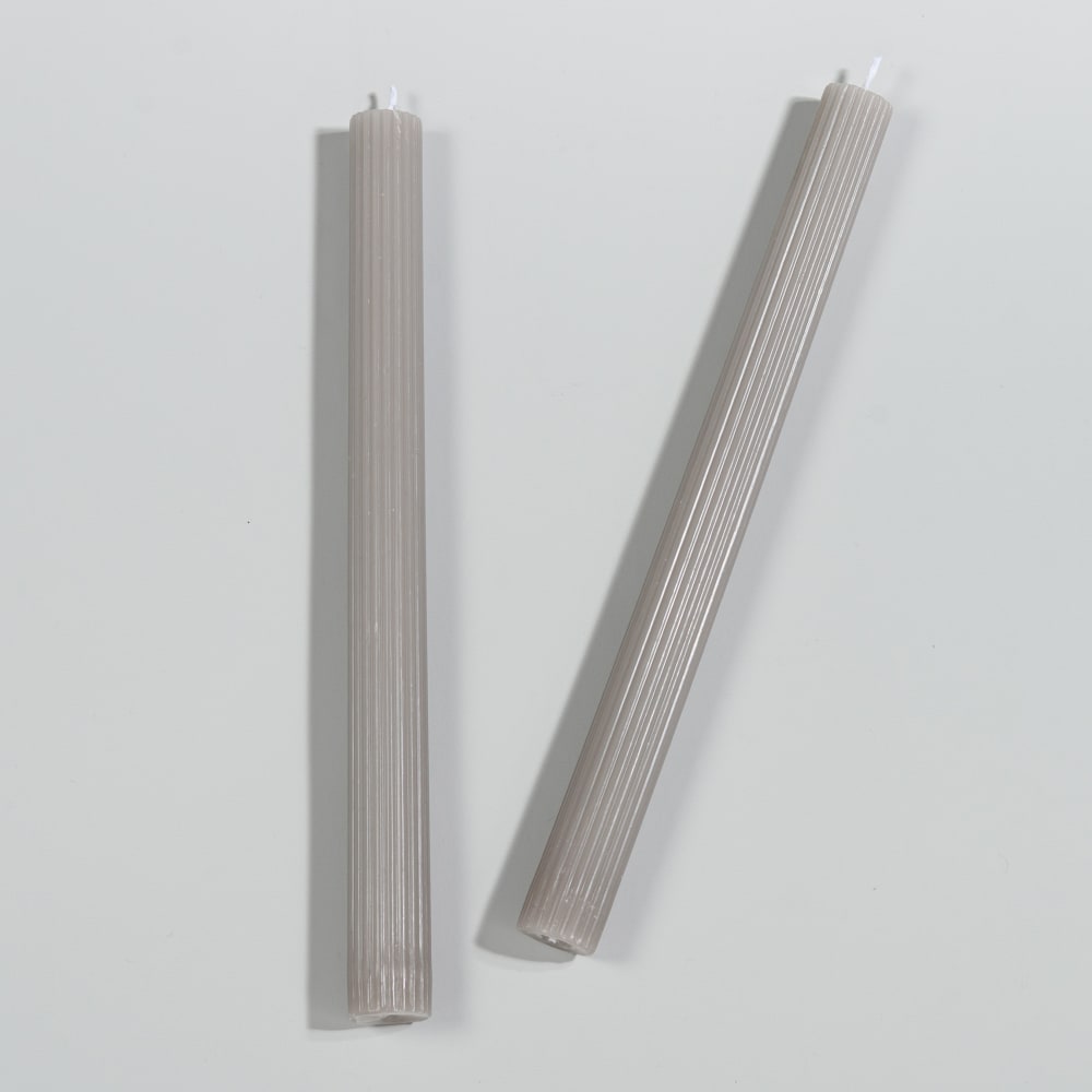 Bougies longues striées gris taupe (x2) - Maisons du Monde