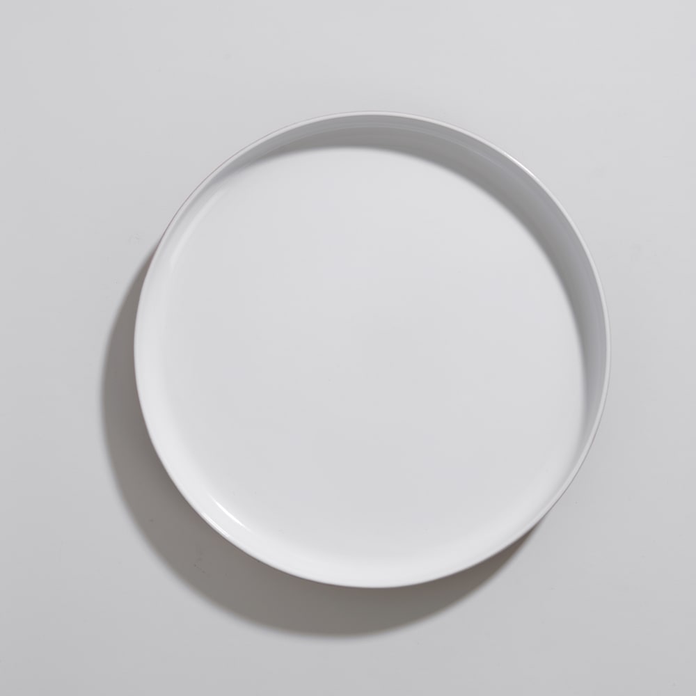 Assiette plate en grès blanc et terracotta