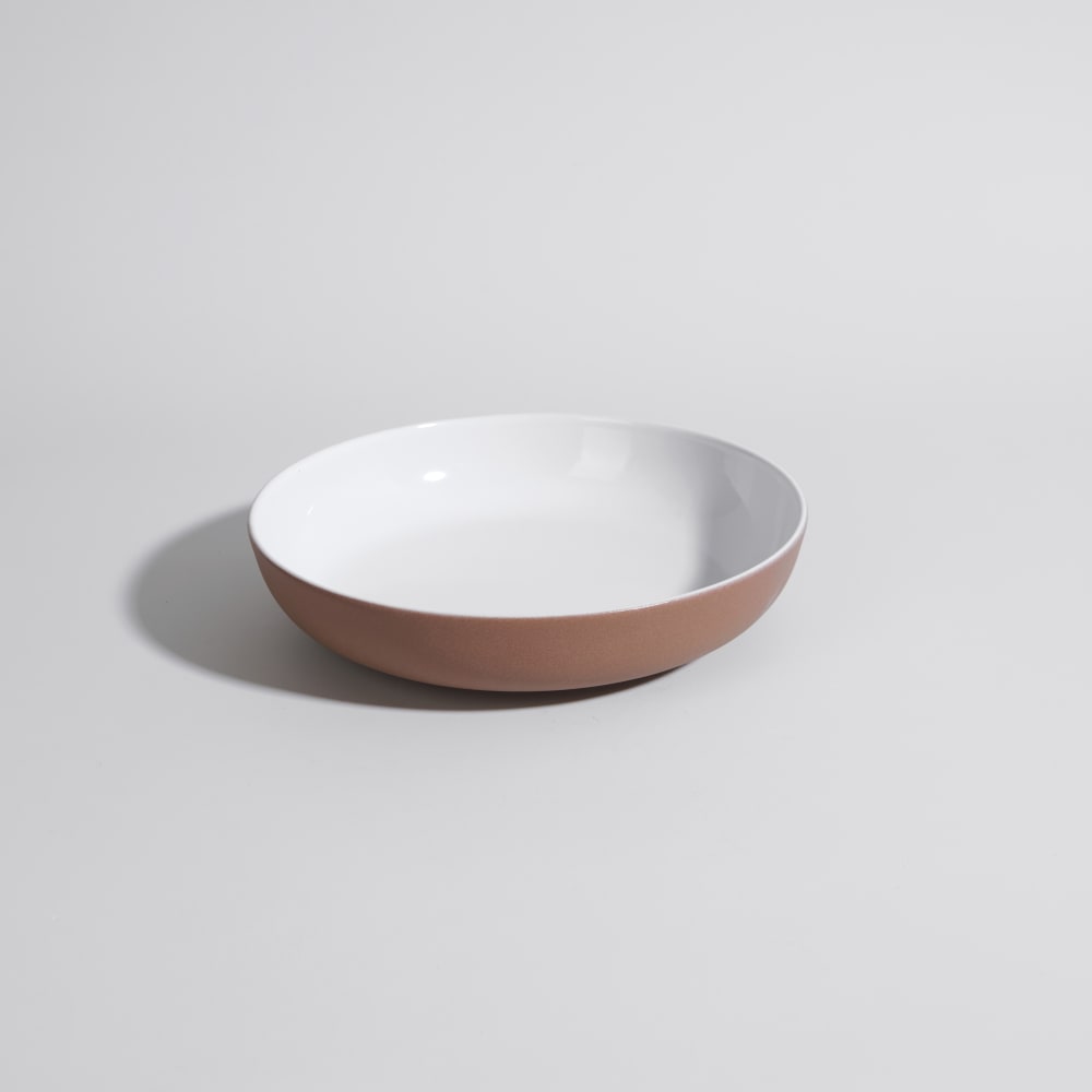 Assiette creuse en grès blanc et terracotta