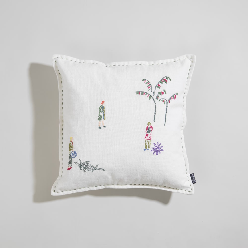 Coussin écru motifs brodés multicolores 40x40