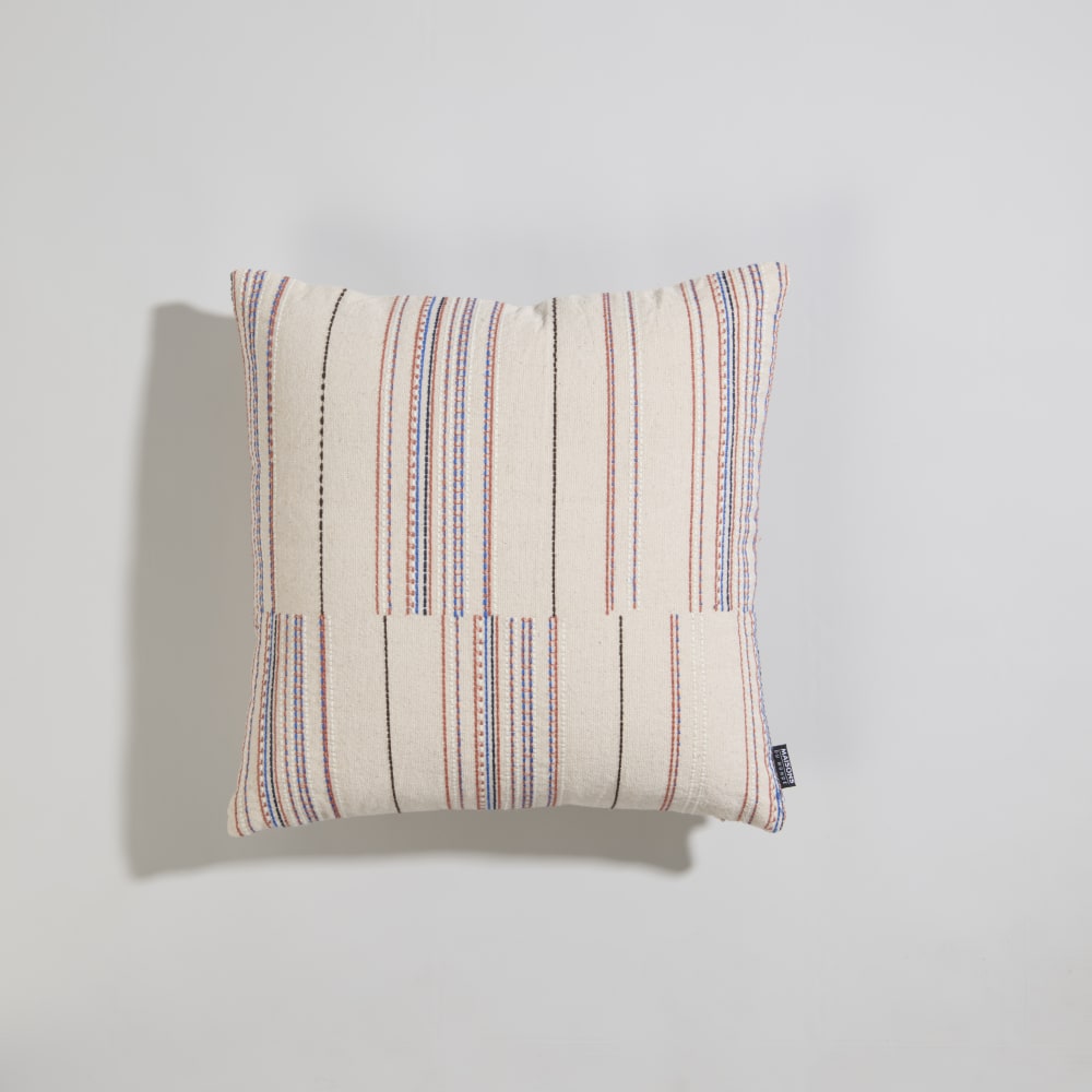Housse de coussin en coton écru et broderies multicolores 40x40