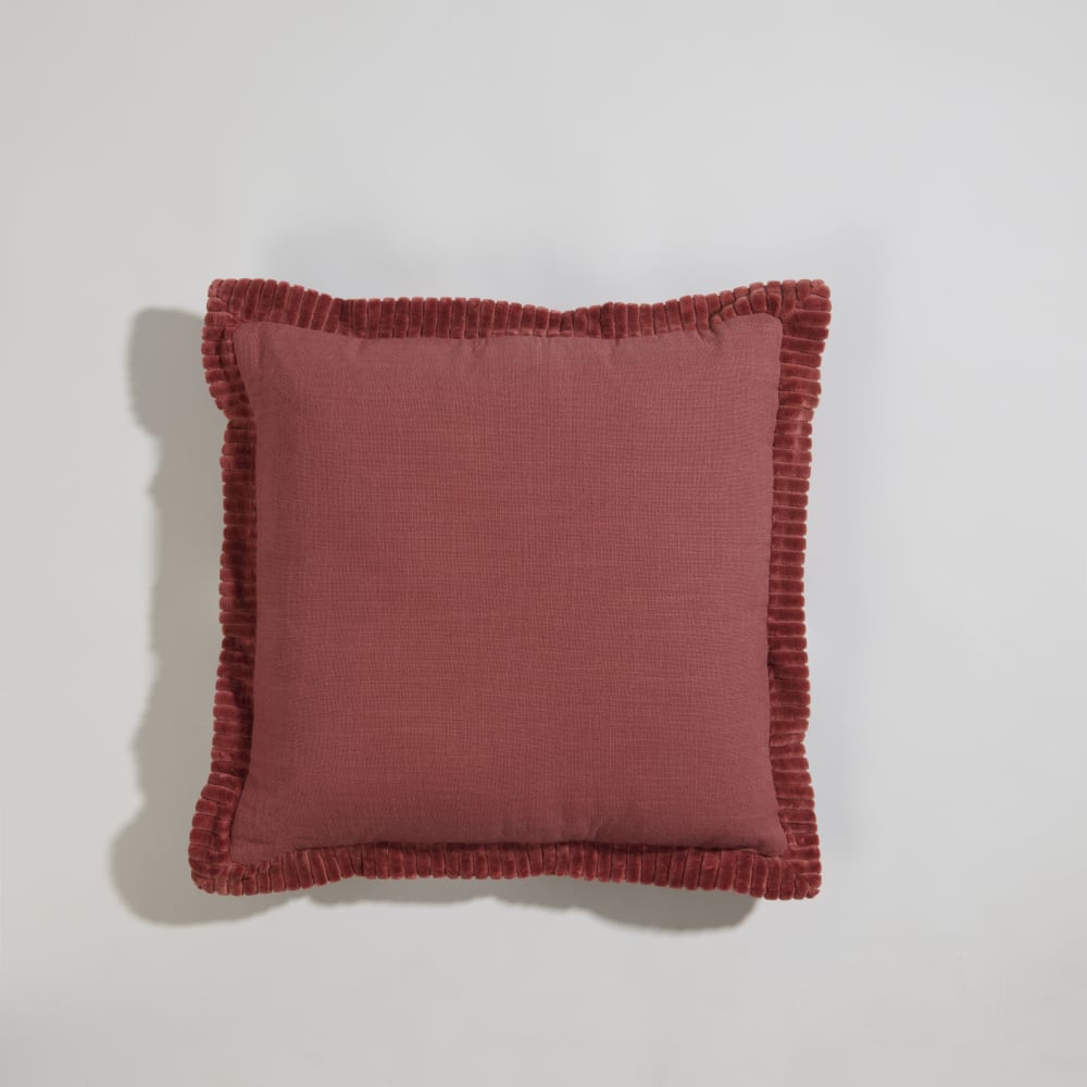 Coussin en coton et bordure en velours vieux rose 40x40