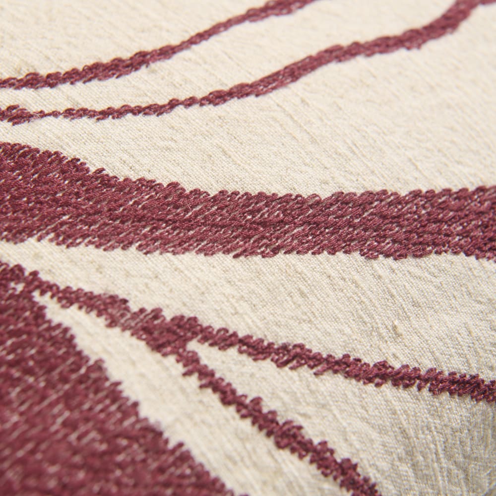 Housse de coussin en coton et lin beige brodé motif floral bordeaux 40x40 — vue 4