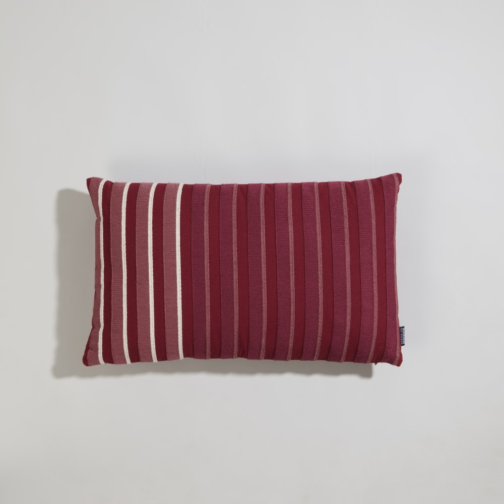 Housse de coussin à rayures brodées bordeaux 50x30
