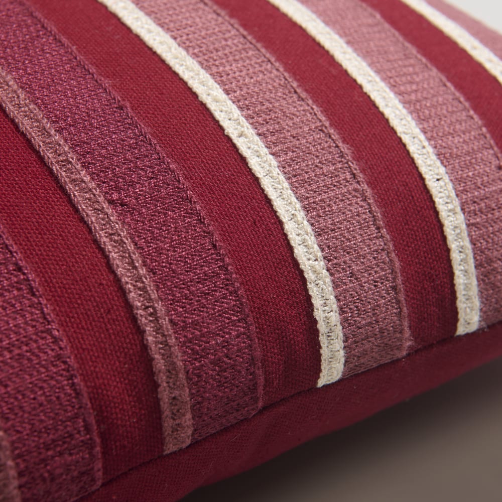 Housse de coussin à rayures brodées bordeaux 50x30 — vue 4