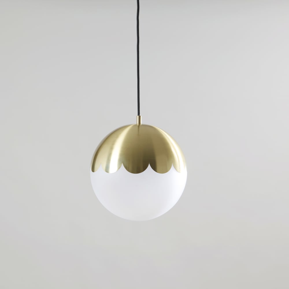 Suspension en acier doré et globe en verre opaque
