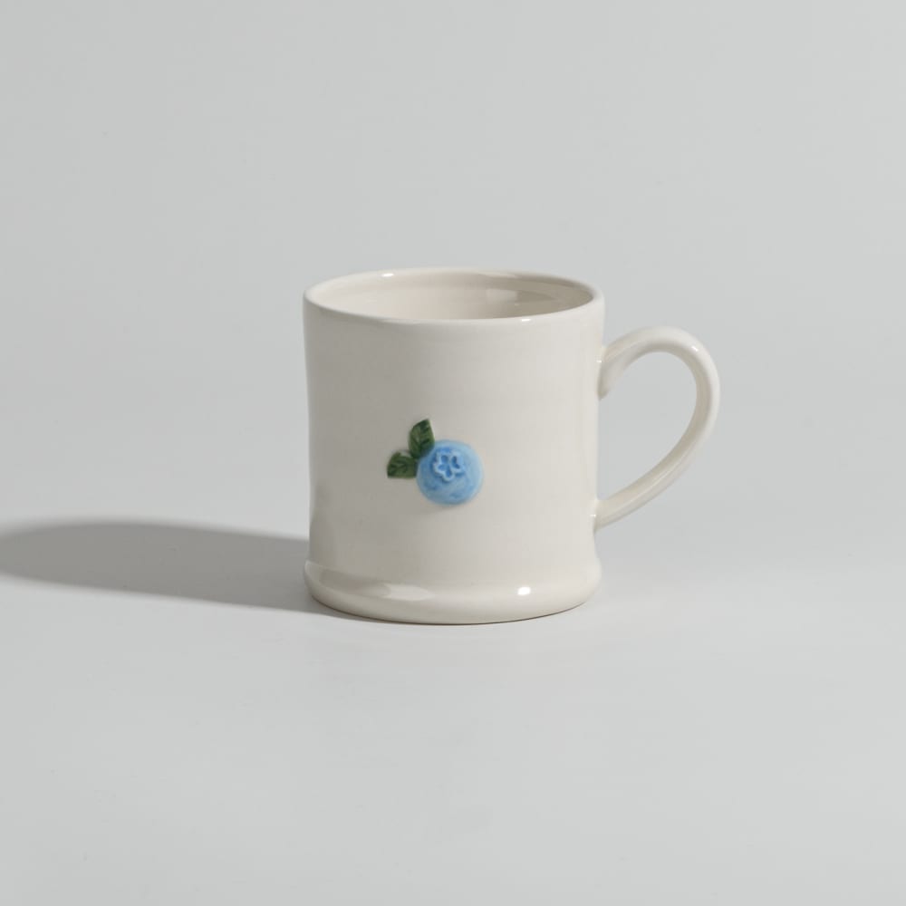 Taza de gres blanco con motivo de arándano