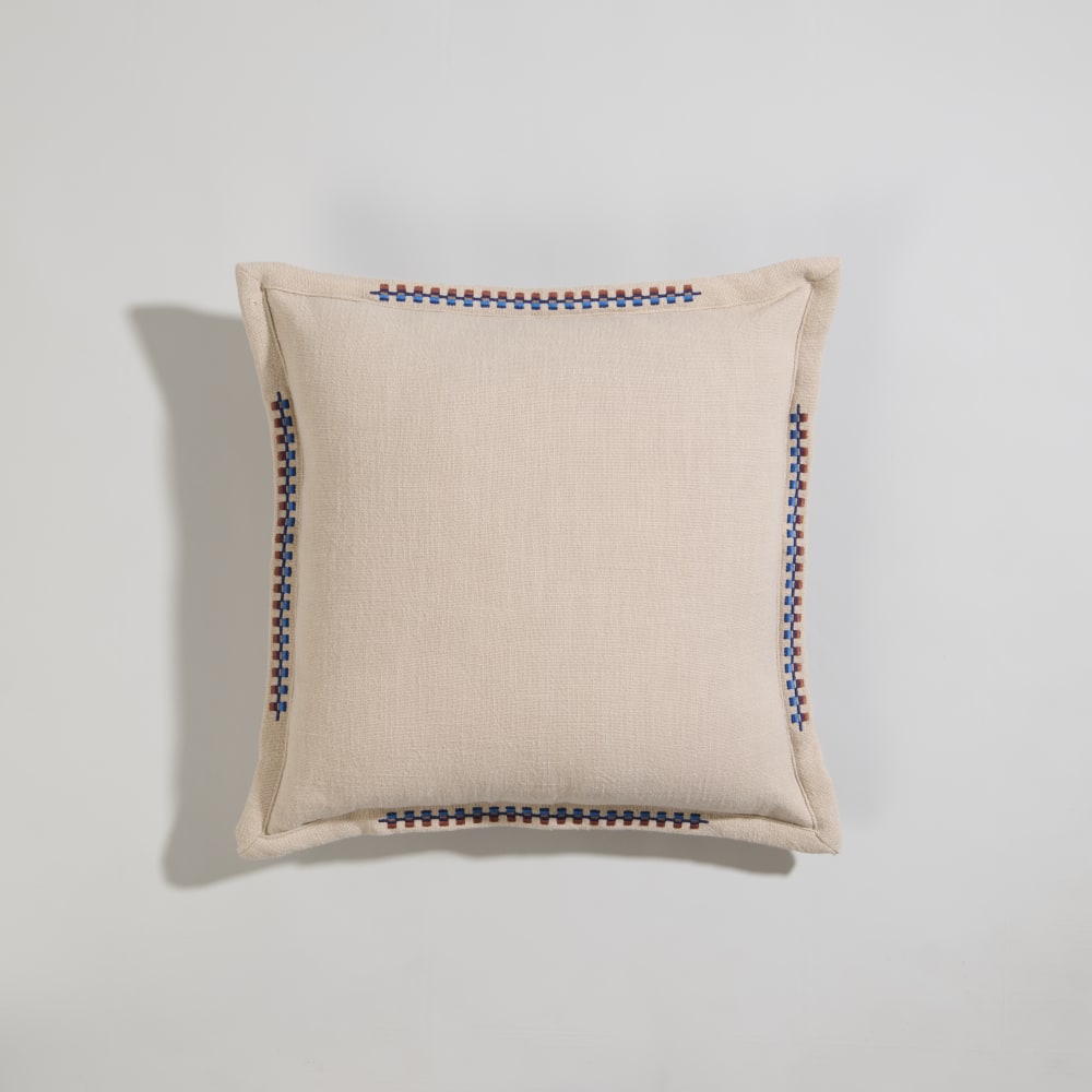 Housse de coussin en coton écru et broderies bleues 40x40