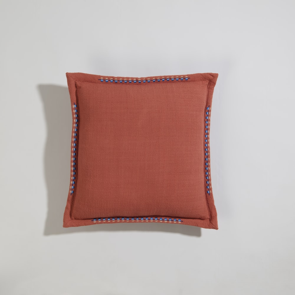Housse de coussin en coton terracotta et broderies bleues 40x40