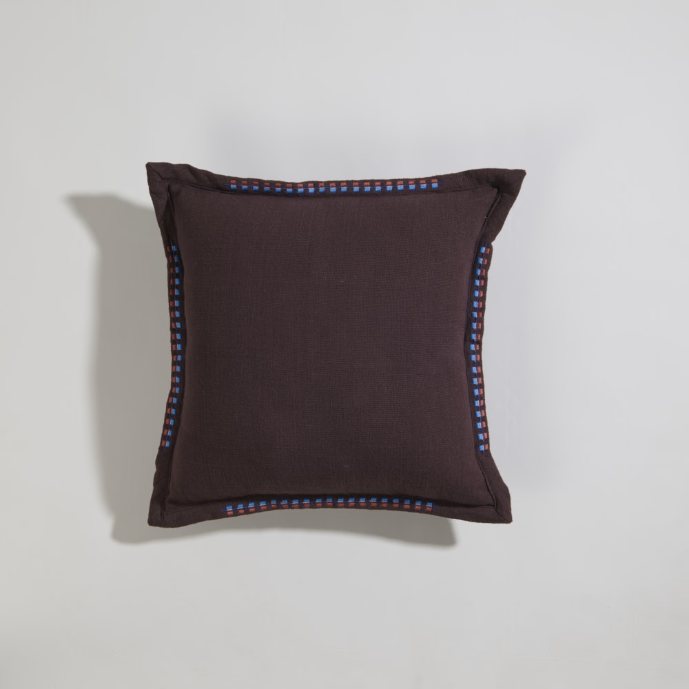 Housse de coussin en coton chocolat et broderies bleues 40x40