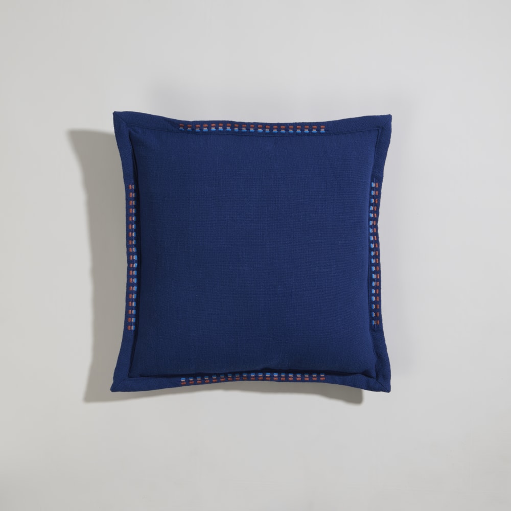 Housse de coussin en coton bleu marine et broderies bleues 40x42