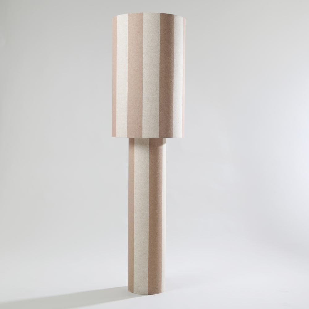 Lampadaire en polyester recyclé à rayures crèmes et marron H145