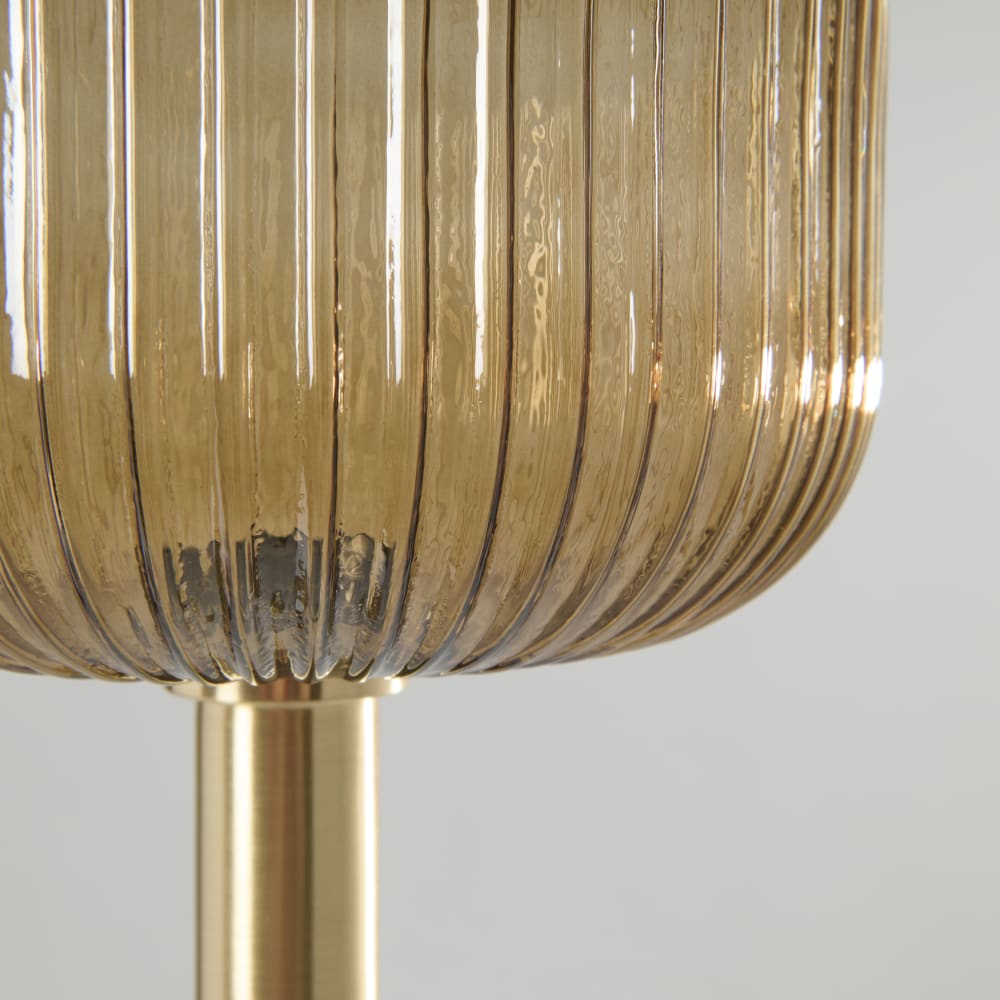 Lampadaire en acier doré et abat-jour en verre strié ambré H155