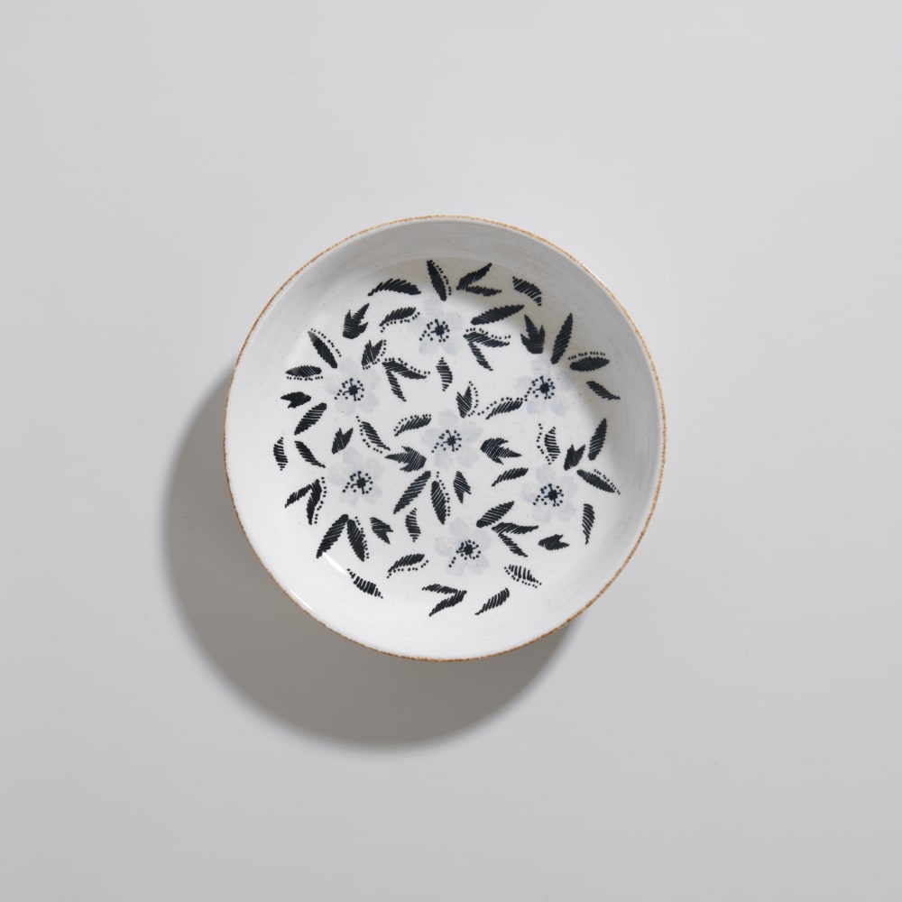 Plato hondo de cerámica blanca con flores azules