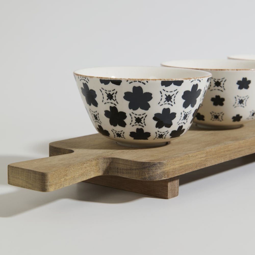 Coupelles apéritives en céramique blanche, noire et marron (x3) et plateau en bois d'acacia - Maisons du Monde