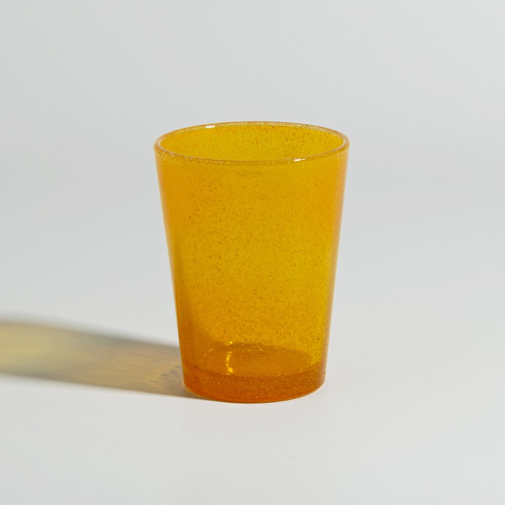 Vaso de vidrio con burbujas naranja