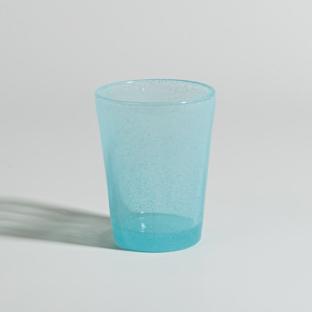 Vaso de vidrio con burbujas azul