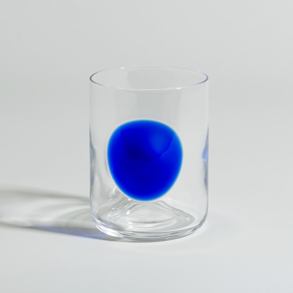 Gobelet en verre transparent tacheté bleu