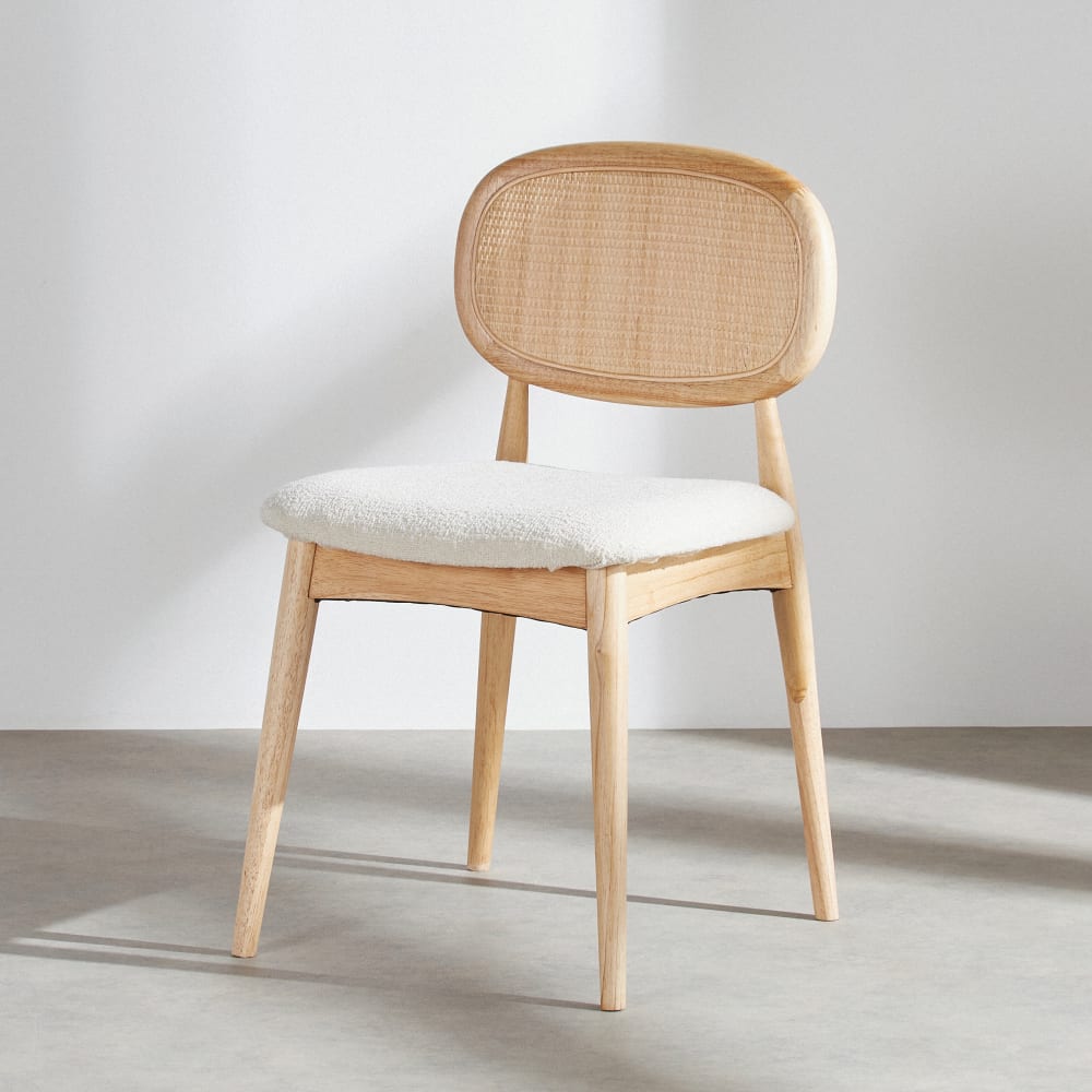 Chaise en bois d'hévéa clair, tissu polyester écru et cannage en rotin