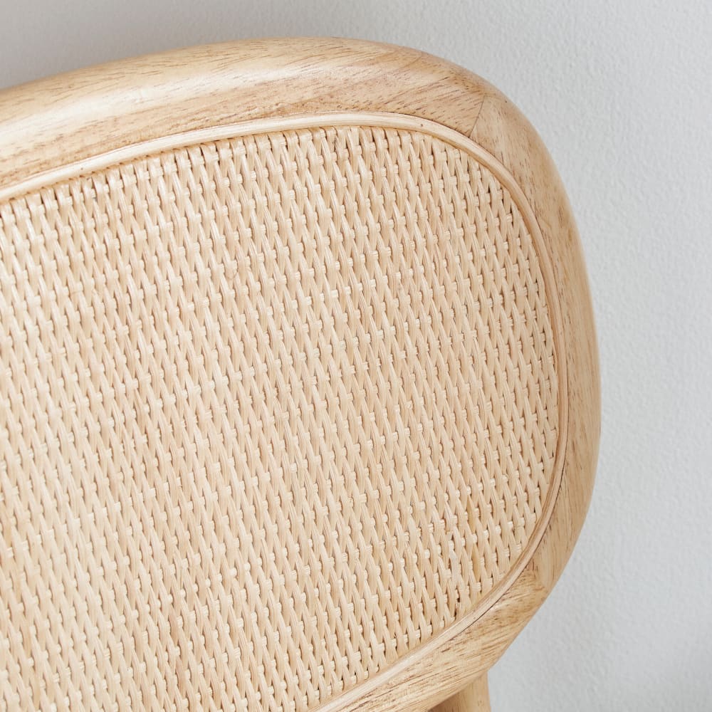 Chaise en bois d'hévéa clair, tissu polyester écru et cannage en rotin — vue 4