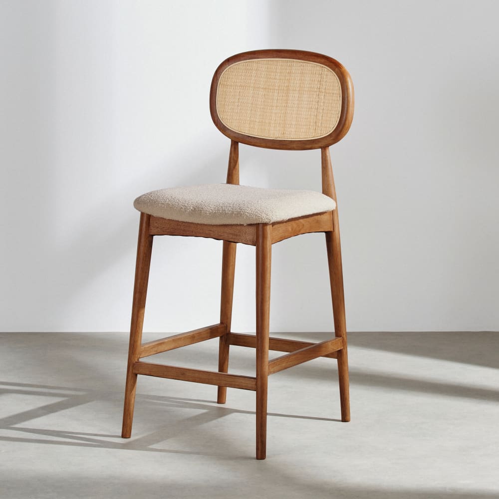 Chaise pour îlot central en bois d'hévéa foncé, tissu polyester blanc et cannage en rotin H65