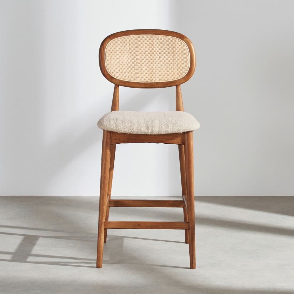 Chaise pour îlot central en bois d'hévéa foncé, tissu polyester blanc et cannage en rotin H65 — vue 3