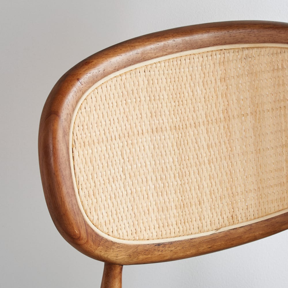 Chaise pour îlot central en bois d'hévéa foncé, tissu polyester blanc et cannage en rotin H65 — vue 4