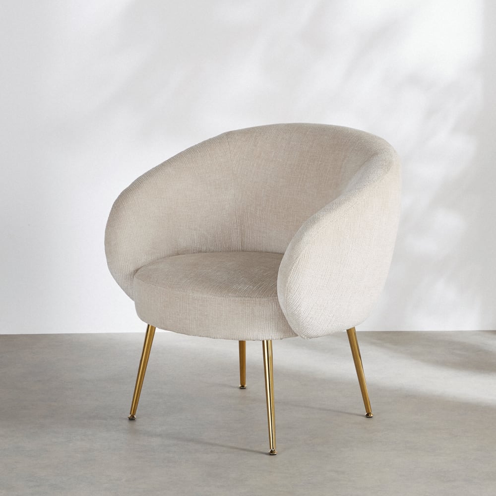 Fauteuil en tissu polyester chenille beige et pieds en acier doré