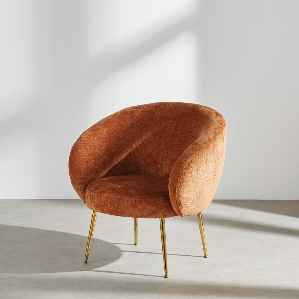 Fauteuil en tissu polyester chenille marron écureuil et pieds en acier doré