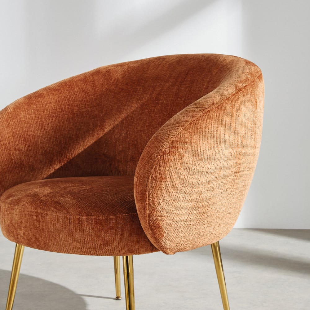 Fauteuil en tissu polyester chenille marron écureuil et pieds en acier doré — vue 4