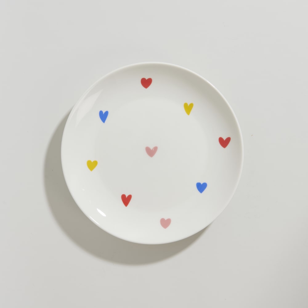 Assiette à dessert en porcelaine blanche motifs coeurs tricolores
