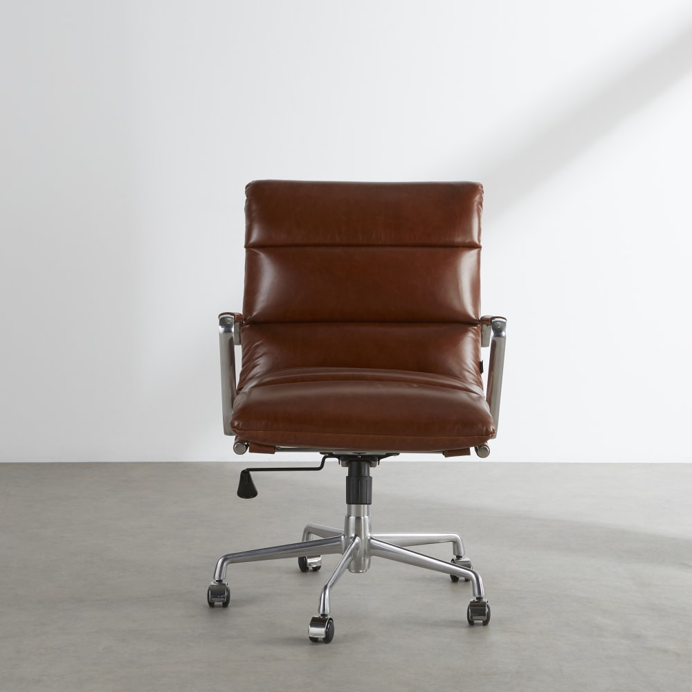 Fauteuil de bureau à roulettes en cuir matelassé marron — vue 3