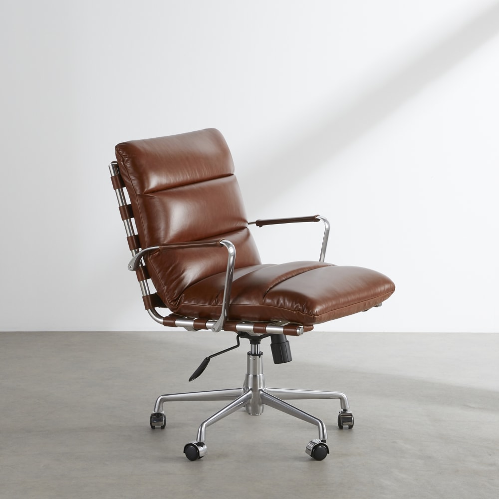 Fauteuil de bureau à roulettes en cuir matelassé marron — vue 4