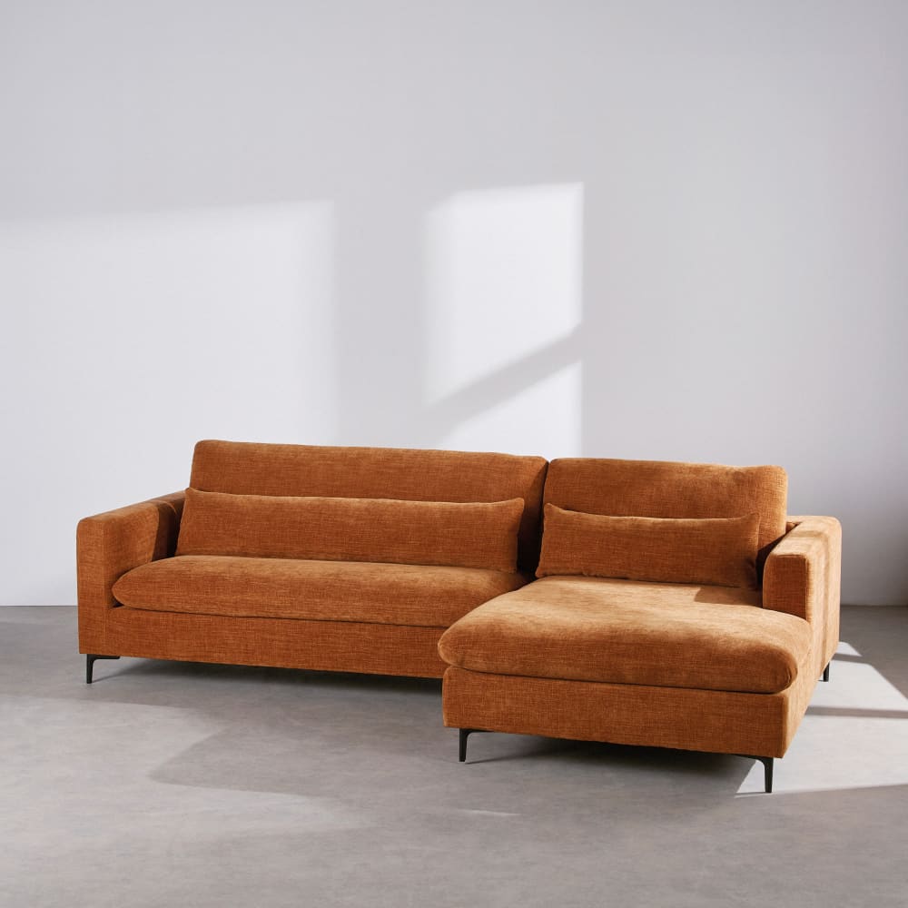 Canapé d'angle droit 4/5 places avec têtières relevables effet velours coloris brique