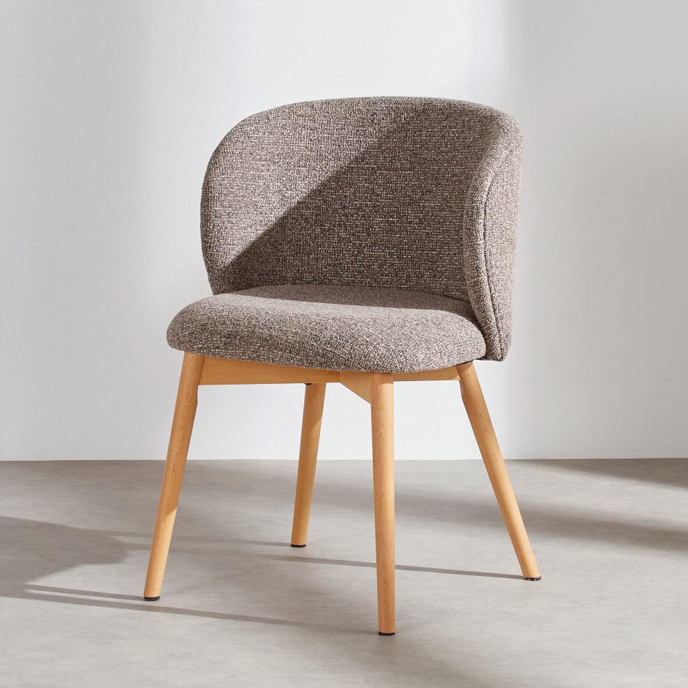 Silla de tela moca y madera de haya